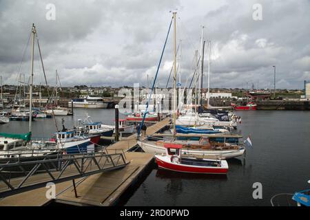 Wick, Caithness, Schottland, Juli 2. 2023, Ein Blick auf kleine Boote, die im Hafen von Wick festgemacht sind Stockfoto