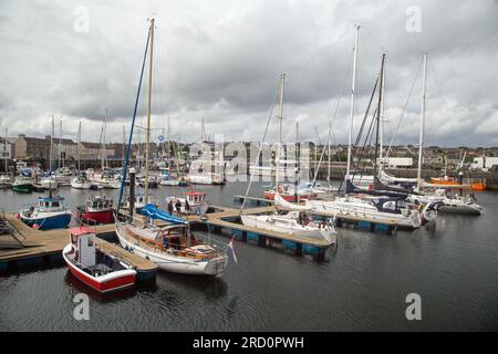 Wick, Caithness, Schottland, Juli 2. 2023, Ein Blick auf kleine Boote, die im Hafen von Wick festgemacht sind Stockfoto