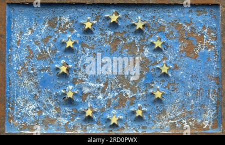 Wick, Caithness, Schottland, Juli 2. 2023, Ein rostiges und verfallenes Zeichen für ein Projekt der Europäischen Union Stockfoto