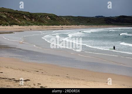 Dunnet Bay, Caithness, Schottland, Juli 2023, Leute genießen den Strand Stockfoto