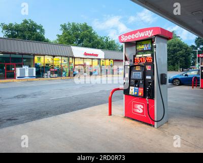 Whitesboro, New York - 30. Juni 2023: Nahaufnahme der Speedway-Zapfsäule im Vordergrund und des Speedway Convenience Store im Hintergrund. Stockfoto