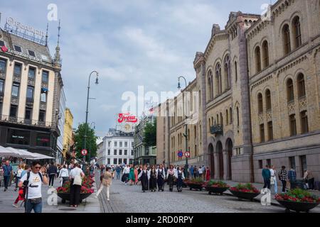 Oslo, Norwegen, 20. Juni 2023: Menschen gehen entlang des Karl-Johans-Tores, der Hauptstraße von Oslo, die viele Touristenattraktionen wie den Königspalast, Central, hat Stockfoto