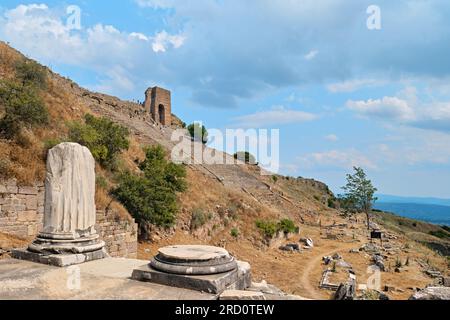 Bergama, Türkei - 20. Juli 2023: Hellenistischer Theaterblick vom Dionysostempel in der Pergamon-Antike Stadt Stockfoto