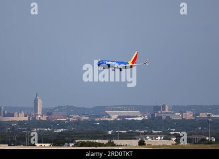 13. Juli 2023: Ein Flug von Southwest Airlines landet am 13. Juli 2023 am Austin Bergstrom International Airport außerhalb von Austin, Texas. Der University of Texas Tower und das Darrell K. Royal Texas Memorial Stadium sind in der Ferne zu sehen. (Kreditbild: © Scott Coleman/ZUMA Press Wire) NUR REDAKTIONELLE VERWENDUNG! Nicht für den kommerziellen GEBRAUCH! Stockfoto