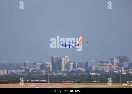 13. Juli 2023: Ein Flug von Southwest Airlines landet am 13. Juli 2023 am Austin Bergstrom International Airport außerhalb von Austin, Texas. Die Kuppel des Texas State Capitol und ein Teil der Skyline von Austin sind in der Ferne zu sehen. (Kreditbild: © Scott Coleman/ZUMA Press Wire) NUR REDAKTIONELLE VERWENDUNG! Nicht für den kommerziellen GEBRAUCH! Stockfoto