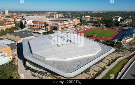 27. Oktober 2022: Ein Luftblick auf die Sporteinrichtungen der University of Texas, das Moody Center, das DKR Texas Memorial Stadium und das Mike A Myers Soccer and Track and Field Stadium, gesehen am 27. Oktober 2022. Der UT-Turm ist im Hintergrund links zu sehen. (Kreditbild: © Scott Coleman/ZUMA Press Wire) NUR REDAKTIONELLE VERWENDUNG! Nicht für den kommerziellen GEBRAUCH! Stockfoto