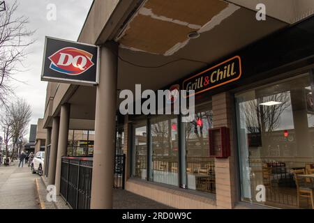 Ein Ladenschild von Dairy Queen Grill & Chill. Dairy Queen (DQ) ist eine amerikanische Eiscreme- und Fast-Food-Restaurantkette mit Sitz in Minnesota, USA. Stockfoto