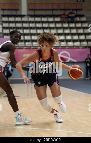 15. Juli 2023, TorrejÃ³n de Ardoz, Madrid, Spanien: KIRA RICE (7), Spieler der USA, während des Spiels zwischen ihrer Mannschaft und der Mali-Nationalmannschaft am 1. Spieltag der FIBA U19 Frauen-Basketball-Weltmeisterschaft Spanien 2023, bei Jorge Garbajosa de TorrejÃ³n de Ardoz, Madrid, Spanien. (Kreditbild: © Oscar Ribas Torres/ZUMA Press Wire) NUR ZUR REDAKTIONELLEN VERWENDUNG! Nicht für den kommerziellen GEBRAUCH! Stockfoto