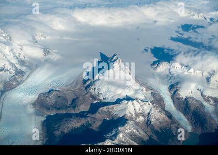 Glaciated Mountain Peaks aus der Vogelperspektive aus dem Flugzeugfenster fliegen hoch über dem San Rafael National Park, chilenisches Patagonien Stockfoto