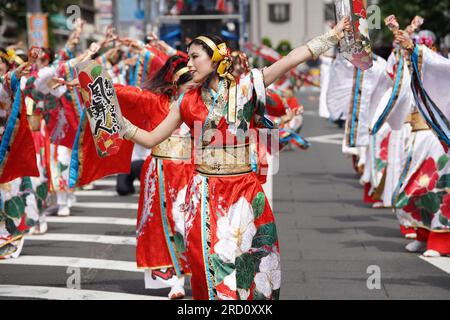 KAGAWA, JAPAN - JULI 15 2023: Japanische Künstler tanzen beim berühmten Yosakoi Festival. Yosakoi ist ein einzigartiger japanischer Tanzstil. Stockfoto