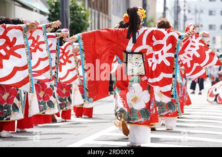 KAGAWA, JAPAN - JULI 15 2023: Japanische Künstler tanzen beim berühmten Yosakoi Festival. Yosakoi ist ein einzigartiger japanischer Tanzstil. Stockfoto