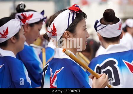 KAGAWA, JAPAN - 15 2023. JULI: Japanisches traditionelles festliches Tanzfestival Awa-Odori. Künstler, die traditionelle Tänze auf den Straßen spielen. Stockfoto