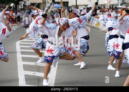 KAGAWA, JAPAN - 15 2023. JULI: Japanisches traditionelles festliches Tanzfestival Awa-Odori. Künstler, die traditionelle Tänze auf den Straßen spielen. Stockfoto