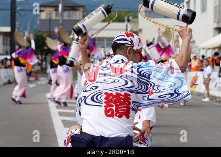 KAGAWA, JAPAN - 15 2023. JULI: Japanisches traditionelles festliches Tanzfestival Awa-Odori. Künstler, die traditionelle Tänze auf den Straßen spielen. Stockfoto