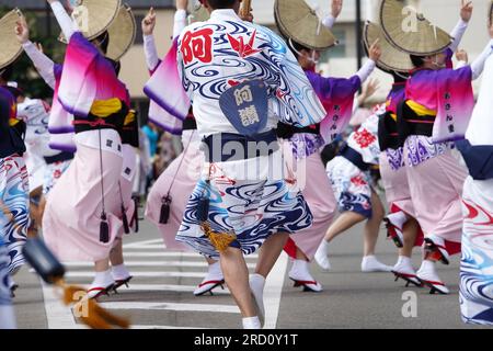 KAGAWA, JAPAN - 15 2023. JULI: Japanisches traditionelles festliches Tanzfestival Awa-Odori. Künstler, die traditionelle Tänze auf den Straßen spielen. Stockfoto