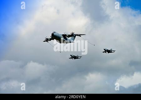 Fairford RIAT Flugschau Samstag, 15. Juli 2023 deutscher Airbus A400 Üben Sie das Luftbetanken mit zwei Panavia Tornados zwischen den Duschen Stockfoto