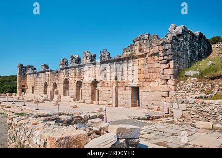 Burdur, Türkei - 16. Juli 2023: Eingangsfassade des odeon-Gebäudes in der antiken Stadt Kibyra Stockfoto