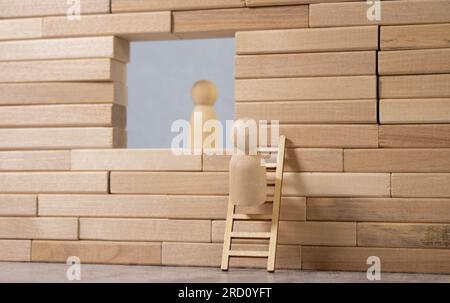 Venedig FL Januar 21 2019 - Ein Mann auf einer Leiter wäscht ein Fenster im zweiten Stock eines Hauses Stockfoto