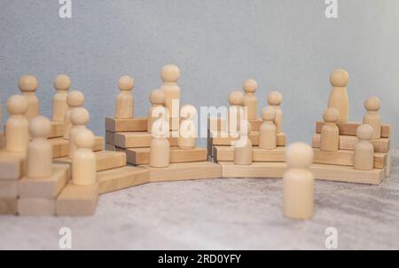 Ein Geschäftsmann hält eine Rede vor einem großen Publikum in einem Konferenzsaal. Sprecher hält einen Vortrag über geschäftliche oder politische Konferenzen. Stockfoto