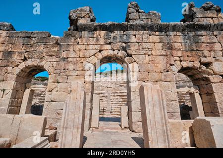 Burdur, Türkei - 16. Juli 2023: Eingangsfassade des odeon-Gebäudes in der antiken Stadt Kibyra Stockfoto