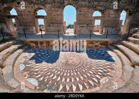 Burdur, Türkei - 16. Juli 2023: Medusa Mosaik von Odeon in Kibyra, antike Stadt Stockfoto