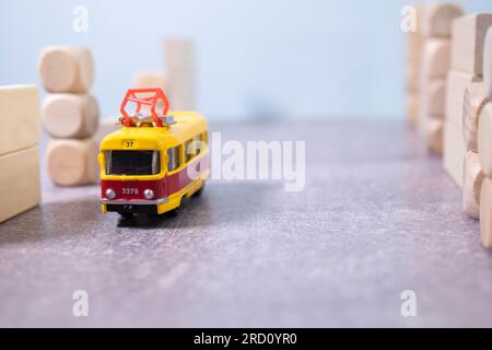 PRAG, TSCHECHISCHE REPUBLIK - 28. Juli 2013: Rote Straßenbahn fährt entlang der Gleise im Stadtzentrum. Stockfoto