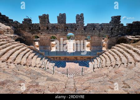 Burdur, Türkei - 16. Juli 2023: Odeon-Gebäude und Medusa-Mosaik in der antiken Stadt Kibyra Stockfoto