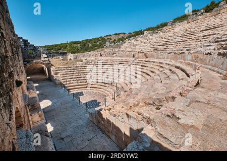 Burdur, Türkei - 16. Juli 2023: Odeon-Gebäude und Medusa-Mosaik in der antiken Stadt Kibyra Stockfoto