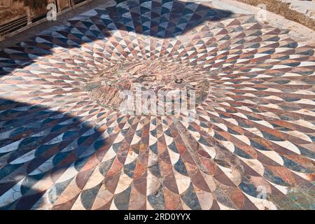 Burdur, Türkei - 16. Juli 2023: Medusa Mosaik von Odeon in Kibyra, antike Stadt Stockfoto