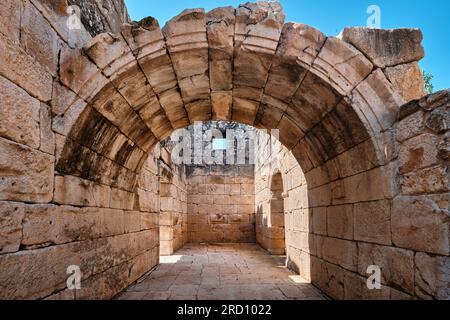 Burdur, Türkei - 16. Juli 2023: Arch of odeon Building in Kibyra Antike City Stockfoto