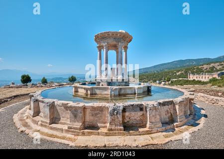 Burdur, Türkei - 16. Juli 2023: Restaurierter wunderschöner Rotunda-Brunnen (Nymphaeum) in der antiken Stadt Kibyra Stockfoto