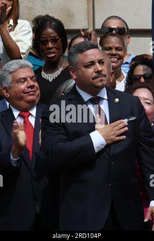 Bronx, New York, USA. 17. Juli 2023. Der Bürgermeister von New York City, Eric Adams, ernennt den amtierenden NYPD-Kommissar Edward Caban zum neuen NYPD-Kommissar als ersten Latino-Leiter der NYPD und ernennt Tania Kinsella, Erste farbige Frau als erste stellvertretende Kommissarin vor einer stolzen Menge, zu der gewählte Amtsträger und hochrangige Verwaltungsbeamte und NYPD-Führungskräfte gehörten, die am 120. PCT stattfanden. In der Bronx-Abteilung von New York City am 17. Juli 2023. Kredit: Chris Moore/Media Punch/Alamy Live News Stockfoto