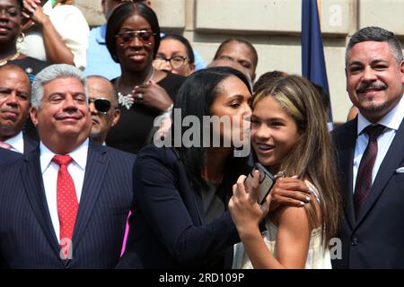 Bronx, New York, USA. 17. Juli 2023. Der Bürgermeister von New York City, Eric Adams, ernennt den amtierenden NYPD-Kommissar Edward Caban zum neuen NYPD-Kommissar als ersten Latino-Leiter der NYPD und ernennt Tania Kinsella, Erste farbige Frau als erste stellvertretende Kommissarin vor einer stolzen Menge, zu der gewählte Amtsträger und hochrangige Verwaltungsbeamte und NYPD-Führungskräfte gehörten, die am 120. PCT stattfanden. In der Bronx-Abteilung von New York City am 17. Juli 2023. Kredit: Chris Moore/Media Punch/Alamy Live News Stockfoto