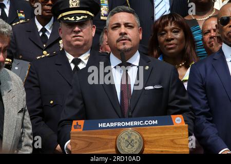 Bronx, New York, USA. 17. Juli 2023. Der Bürgermeister von New York City, Eric Adams, ernennt den amtierenden NYPD-Kommissar Edward Caban zum neuen NYPD-Kommissar als ersten Latino-Leiter der NYPD und ernennt Tania Kinsella, Erste farbige Frau als erste stellvertretende Kommissarin vor einer stolzen Menge, zu der gewählte Amtsträger und hochrangige Verwaltungsbeamte und NYPD-Führungskräfte gehörten, die am 120. PCT stattfanden. In der Bronx-Abteilung von New York City am 17. Juli 2023. Kredit: Chris Moore/Media Punch/Alamy Live News Stockfoto