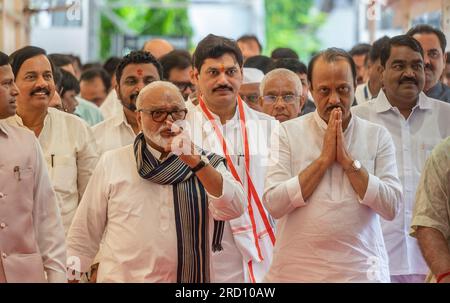 Mumbai, Indien. 17. Juli 2023. MUMBAI, INDIEN - JULI 17: Mlas der Ajit Pawar-Fraktion der NCP tritt am ersten Tag der Monsunsitzung in Vidhan Bhavan am 17. Juli 2023 in Mumbai, Indien, ein. (Foto: Satish Bate/Hindustan Times/Sipa USA) Guthaben: SIPA USA/Alamy Live News Stockfoto