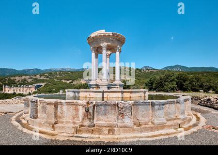 Burdur, Türkei - 16. Juli 2023: Restaurierter wunderschöner Rotunda-Brunnen (Nymphaeum) in der antiken Stadt Kibyra Stockfoto