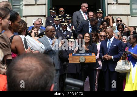 Bronx, New York, USA. 17. Juli 2023. Der Bürgermeister von New York City, Eric Adams, ernennt den amtierenden NYPD-Kommissar Edward Caban zum neuen NYPD-Kommissar als ersten Latino-Leiter der NYPD und ernennt Tania Kinsella, Erste farbige Frau als erste stellvertretende Kommissarin vor einer stolzen Menge, zu der gewählte Amtsträger und hochrangige Verwaltungsbeamte und NYPD-Führungskräfte gehörten, die am 120. PCT stattfanden. In der Bronx-Abteilung von New York City am 17. Juli 2023. Kredit: Chris Moore/Media Punch/Alamy Live News Stockfoto