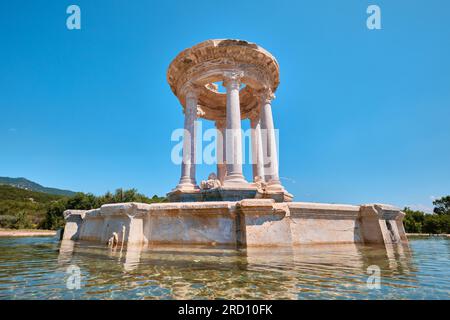 Burdur, Türkei - 16. Juli 2023: Restaurierter wunderschöner Rotunda-Brunnen (Nymphaeum) in der antiken Stadt Kibyra Stockfoto