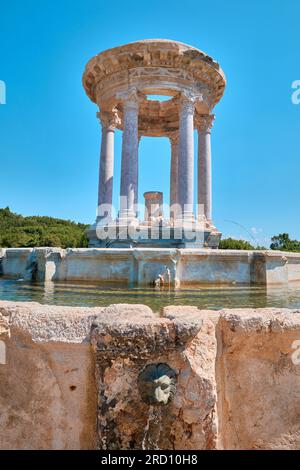 Burdur, Türkei - 16. Juli 2023: Restaurierter wunderschöner Rotunda-Brunnen (Nymphaeum) in der antiken Stadt Kibyra Stockfoto