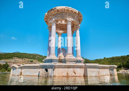 Burdur, Türkei - 16. Juli 2023: Restaurierter wunderschöner Rotunda-Brunnen (Nymphaeum) in der antiken Stadt Kibyra Stockfoto