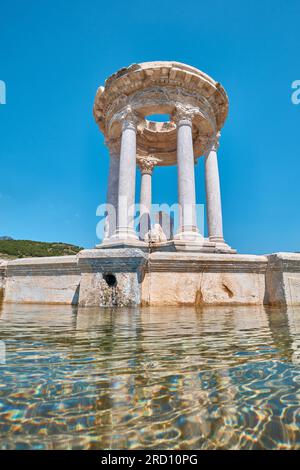Burdur, Türkei - 16. Juli 2023: Restaurierter wunderschöner Rotunda-Brunnen (Nymphaeum) in der antiken Stadt Kibyra Stockfoto