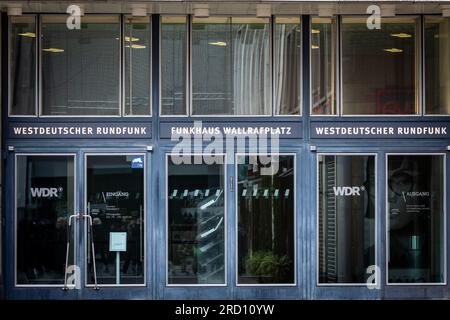 Bild eines Schildes mit WDR-Logo auf dem Funkhaus Wallrafplatz Köln. Funkhaus Wallrafplatz (ursprünglich auch WDR-Funkhaus Köln ) ist Stockfoto