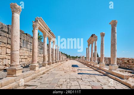 Burdur, Türkei - 16. Juli 2023: Agora und Säulenstraße mit korinthischer Ordnung in Kibyra Antike City Stockfoto