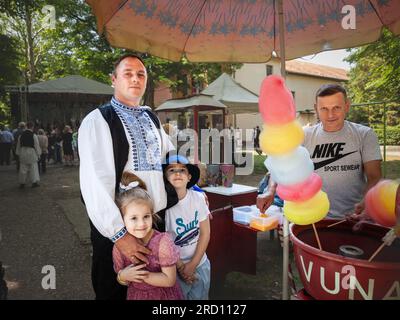 Bild von aman, slowakisch, trägt ein traditionelles slowakisches Folk-Kostüm in Erdevik, Serbien. Nach der Volkszählung 2011 sind die Slowaken in Serbien an der 52,75. Stelle Stockfoto
