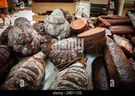 Bild von Kulen Kobasica aus Serbien, geschnitten und stapelt, zum Verkauf bereit. Kulen ist eine traditionelle Art aromatisierter Wurst aus Schweinehackfleisch Stockfoto