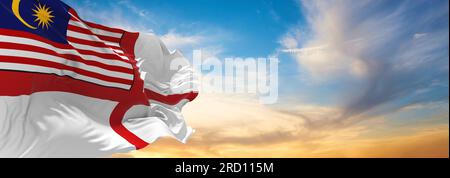 Offizielle Flagge von Fähnrich 1963 1968 Malaysia bei bewölktem Himmel bei Sonnenuntergang, Panoramablick. Malaysisches Reise- und Patriotskonzept. Speicherplatz kopieren Stockfoto
