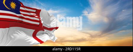 Offizielle Flagge des Fähnrich Malaysia bei bewölktem Himmel bei Sonnenuntergang, Panoramablick. Malaysisches Reise- und Patriotskonzept. Kopierraum für breites b Stockfoto