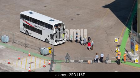 Invergordon, Schottland, Großbritannien. 3. Juni 2023 Innerhalb des Hafens von Cromarty Firth ein Shuttlebus und Kreuzfahrtpassagiere, die für eine Fahrt in die Stadt einsteigen. Stockfoto