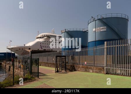 Invergordon, Schottland, Großbritannien. 3. Juni 2023 Ein Überblick über den Hafen von Cromarty Firth mit einer Kreuzfahrtschiffatmosphäre und Kraftstofflagertanks in einem Sicherheitsbereich Stockfoto