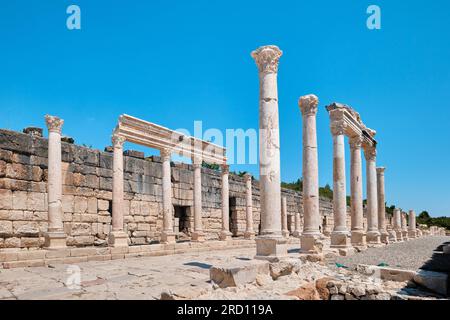 Burdur, Türkei - 16. Juli 2023: Agora und Säulenstraße mit korinthischer Ordnung in Kibyra Antike City Stockfoto